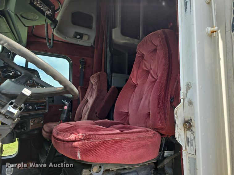 image for item DS4780 1998 Freightliner FLD132064T semi truck