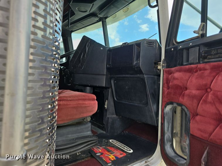 image for item DS4780 1998 Freightliner FLD132064T semi truck