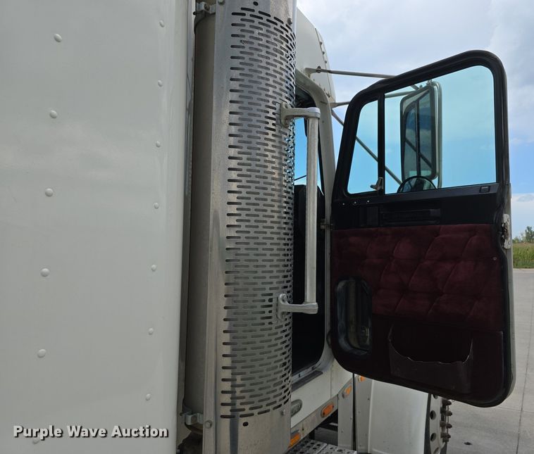 image for item DS4780 1998 Freightliner FLD132064T semi truck