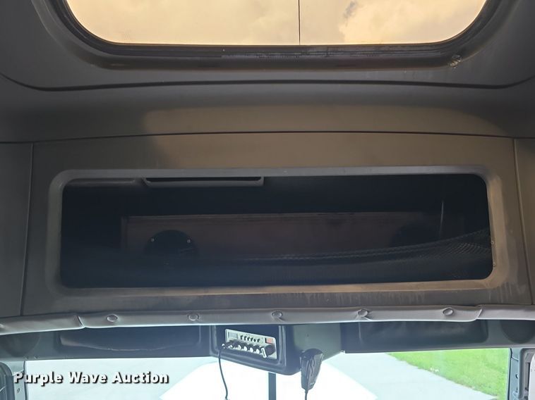 image for item DS4780 1998 Freightliner FLD132064T semi truck