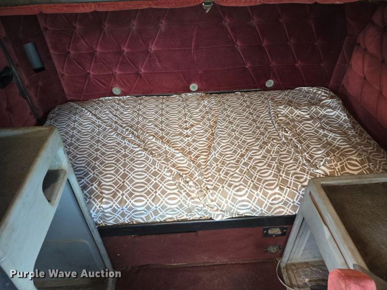 image for item DS4780 1998 Freightliner FLD132064T semi truck