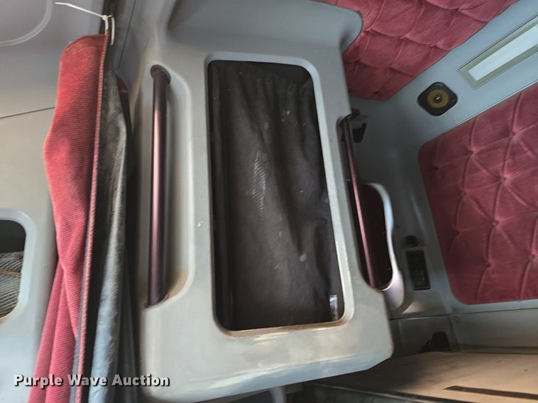 image for item DS4780 1998 Freightliner FLD132064T semi truck