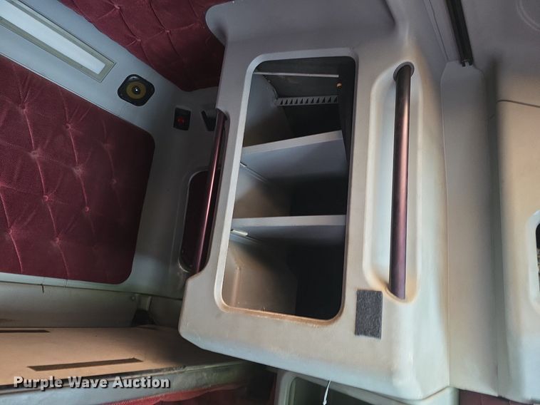 image for item DS4780 1998 Freightliner FLD132064T semi truck