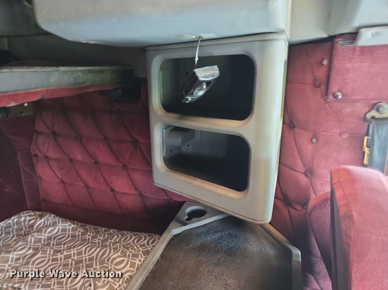 image for item DS4780 1998 Freightliner FLD132064T semi truck