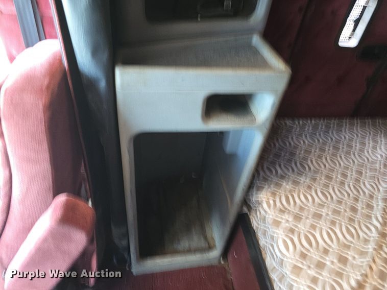 image for item DS4780 1998 Freightliner FLD132064T semi truck