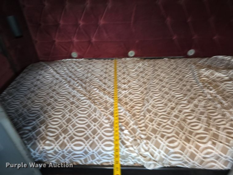 image for item DS4780 1998 Freightliner FLD132064T semi truck