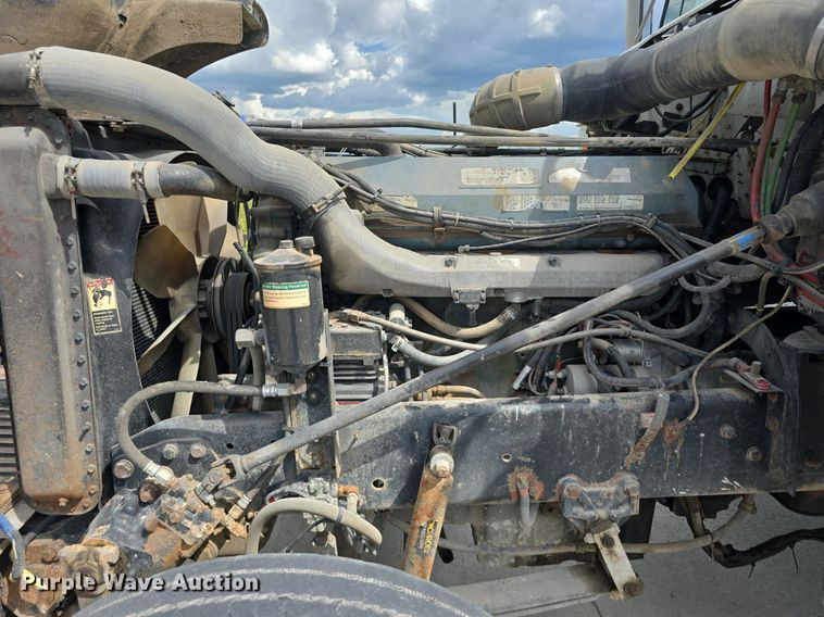 image for item DS4780 1998 Freightliner FLD132064T semi truck