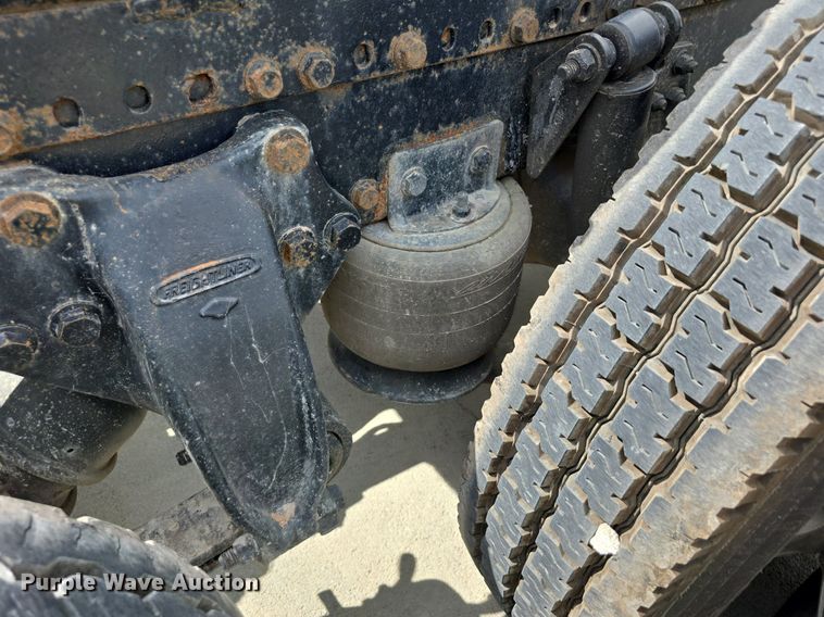 image for item DS4780 1998 Freightliner FLD132064T semi truck