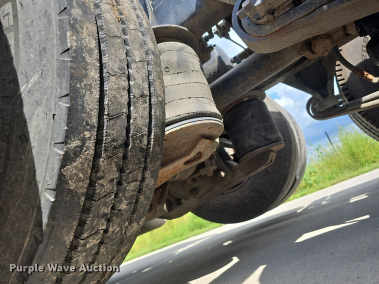 image for item DS4780 1998 Freightliner FLD132064T semi truck