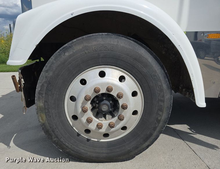 image for item DS4780 1998 Freightliner FLD132064T semi truck