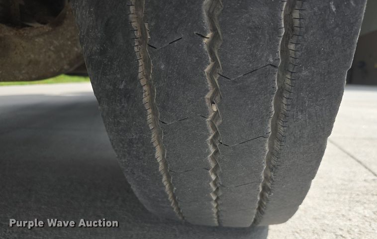 image for item DS4780 1998 Freightliner FLD132064T semi truck