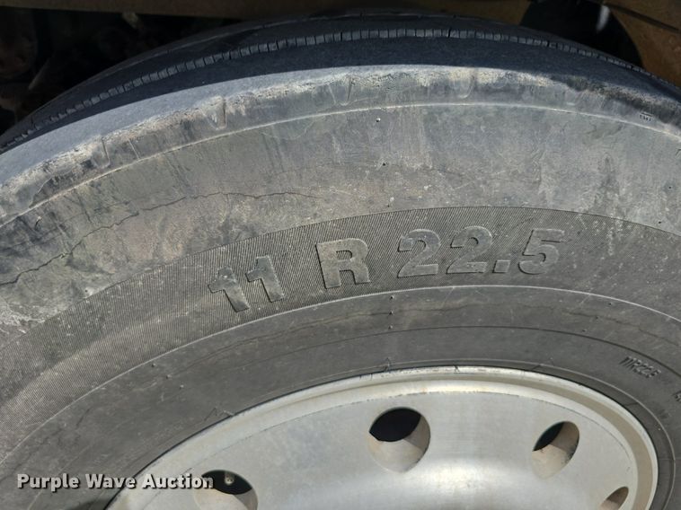 image for item DS4780 1998 Freightliner FLD132064T semi truck