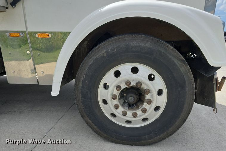 image for item DS4780 1998 Freightliner FLD132064T semi truck