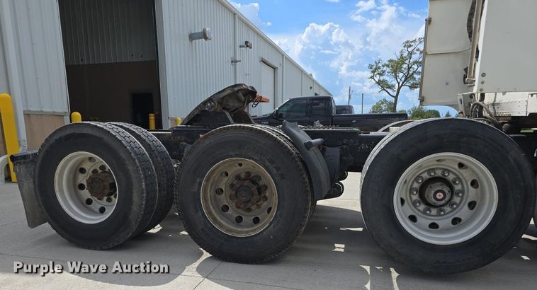 image for item DS4780 1998 Freightliner FLD132064T semi truck