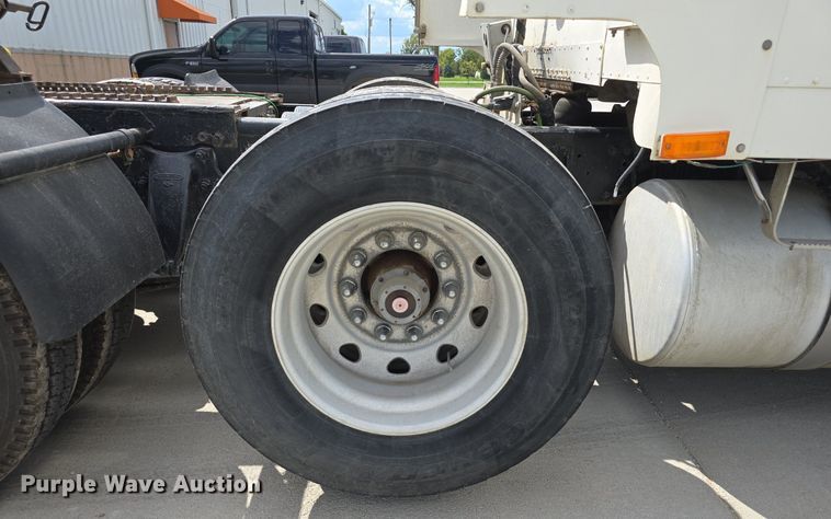 image for item DS4780 1998 Freightliner FLD132064T semi truck