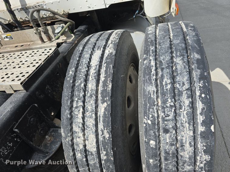 image for item DS4780 1998 Freightliner FLD132064T semi truck