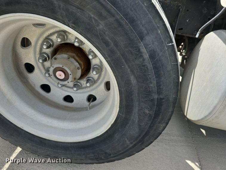 image for item DS4780 1998 Freightliner FLD132064T semi truck