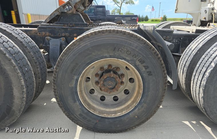 image for item DS4780 1998 Freightliner FLD132064T semi truck