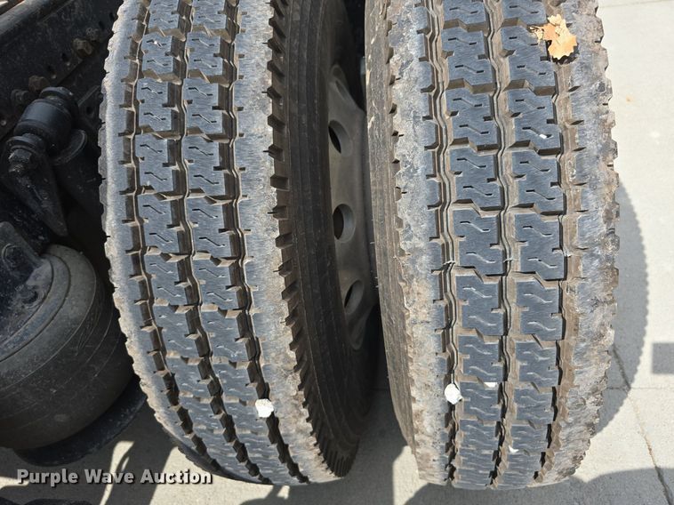 image for item DS4780 1998 Freightliner FLD132064T semi truck