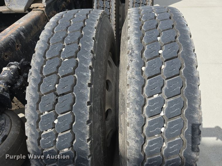 image for item DS4780 1998 Freightliner FLD132064T semi truck