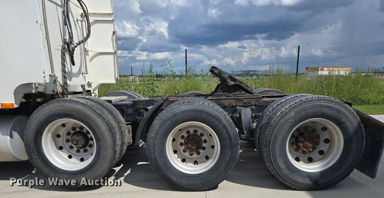 image for item DS4780 1998 Freightliner FLD132064T semi truck