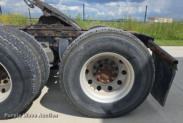 image for item DS4780 1998 Freightliner FLD132064T semi truck