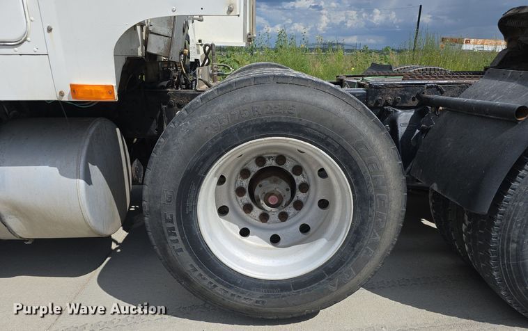 image for item DS4780 1998 Freightliner FLD132064T semi truck