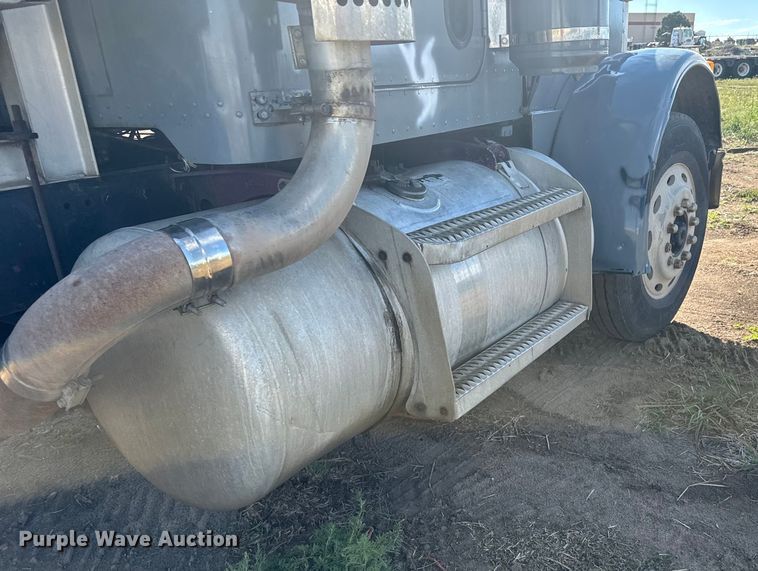 image for item DS7543 1989 Peterbilt  379 semi truck