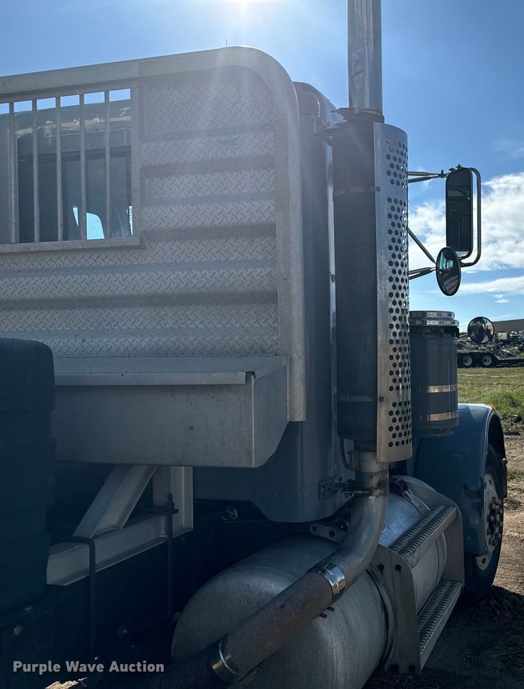 image for item DS7543 1989 Peterbilt  379 semi truck
