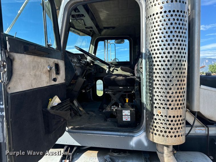 image for item DS7543 1989 Peterbilt  379 semi truck