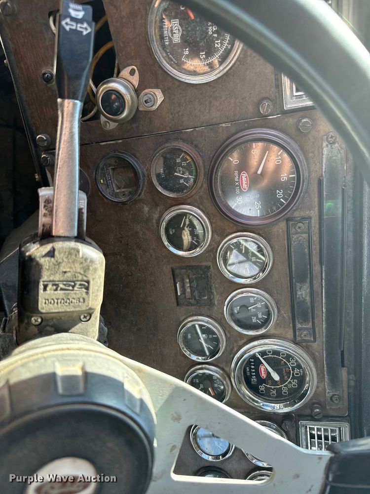 image for item DS7543 1989 Peterbilt  379 semi truck