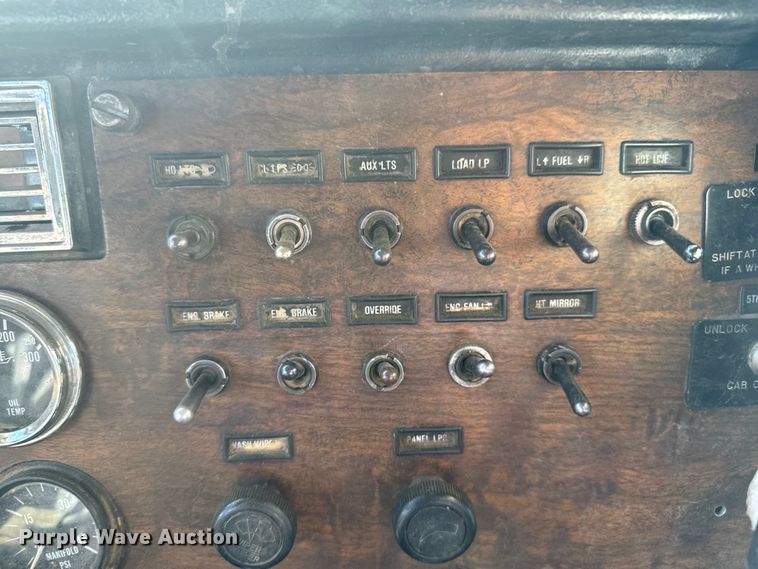 image for item DS7543 1989 Peterbilt  379 semi truck
