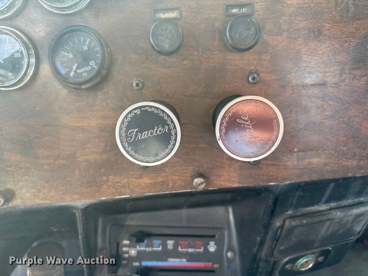 image for item DS7543 1989 Peterbilt  379 semi truck