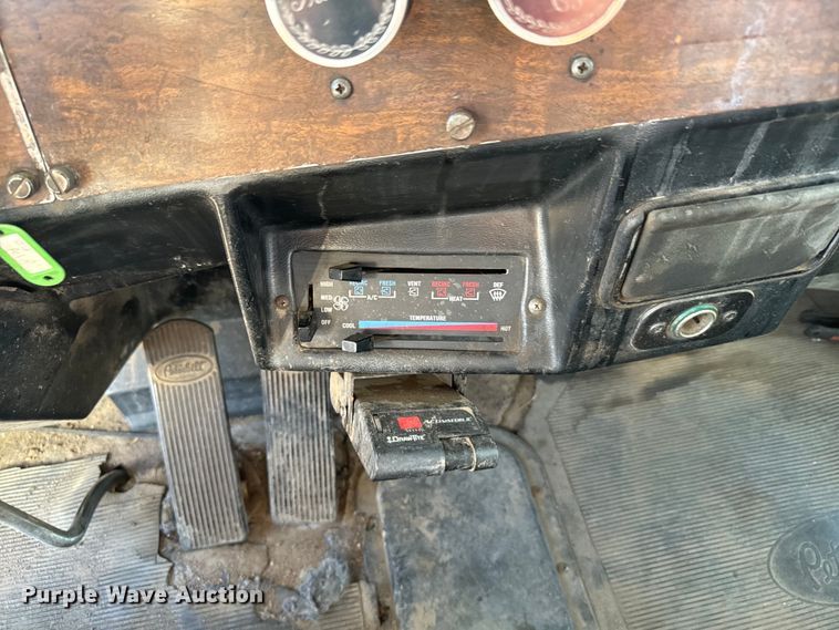 image for item DS7543 1989 Peterbilt  379 semi truck