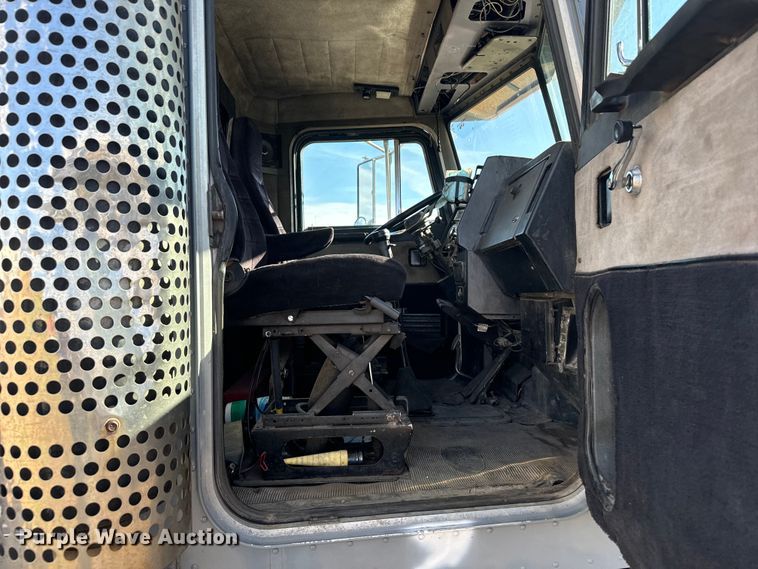 image for item DS7543 1989 Peterbilt  379 semi truck