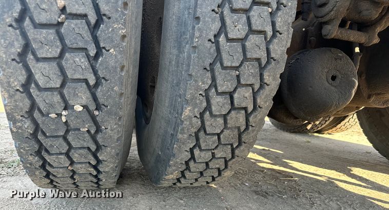 image for item DS7543 1989 Peterbilt  379 semi truck