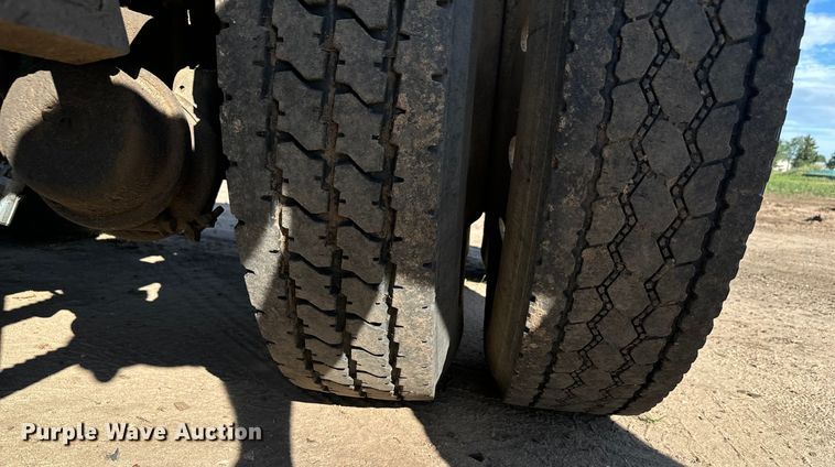 image for item DS7543 1989 Peterbilt  379 semi truck