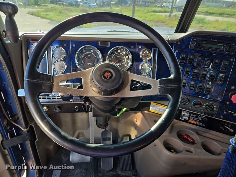 image for item DT5263 2007 International  9900i SFA 6x4 semi truck