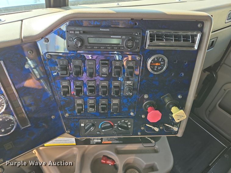 image for item DT5263 2007 International  9900i SFA 6x4 semi truck