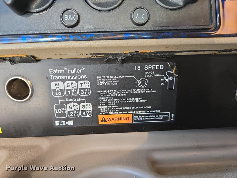 image for item DT5263 2007 International  9900i SFA 6x4 semi truck