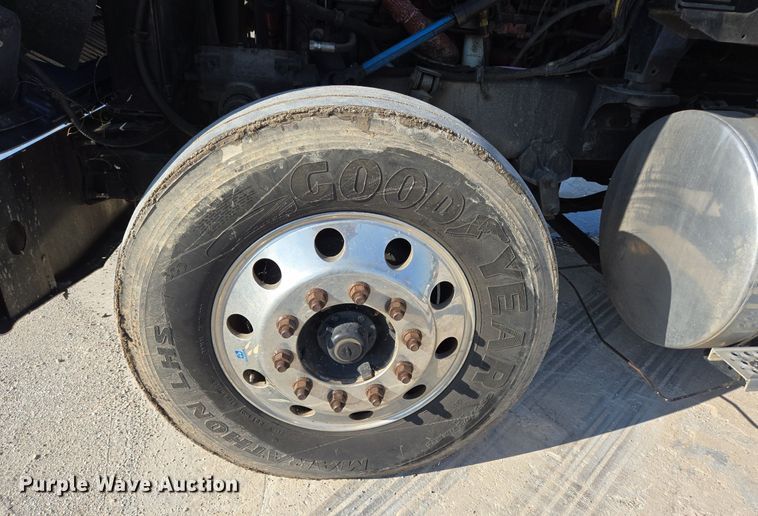 image for item DT5263 2007 International  9900i SFA 6x4 semi truck