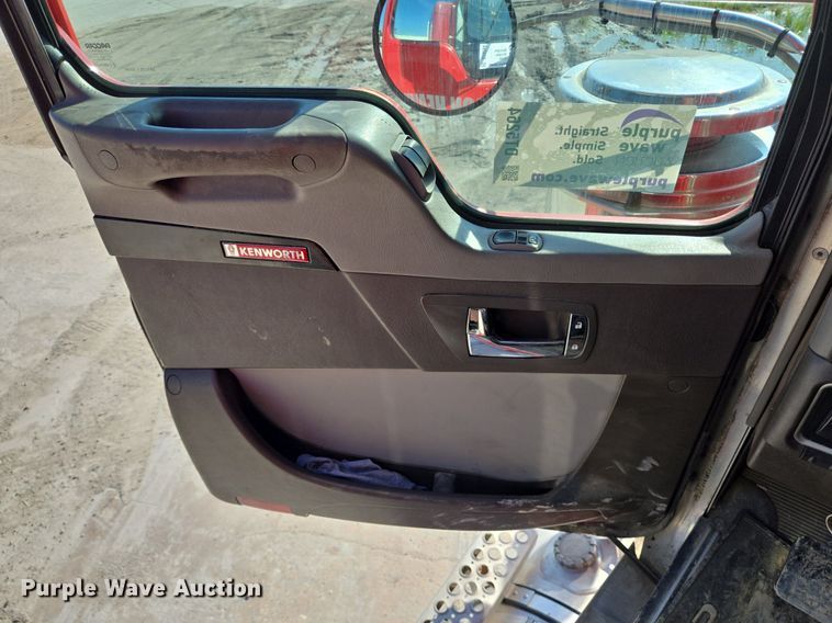 image for item DT5264 2012 Kenworth W900 semi truck