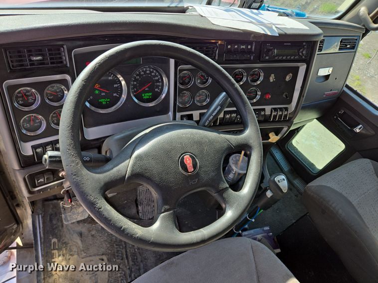 image for item DT5264 2012 Kenworth W900 semi truck