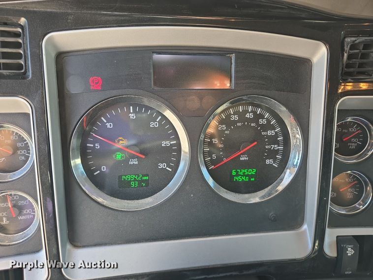 image for item DT5264 2012 Kenworth W900 semi truck