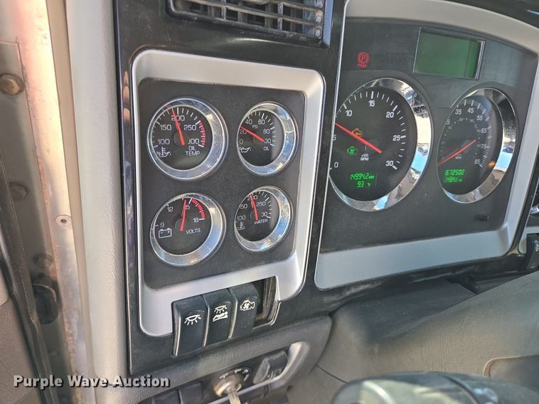 image for item DT5264 2012 Kenworth W900 semi truck