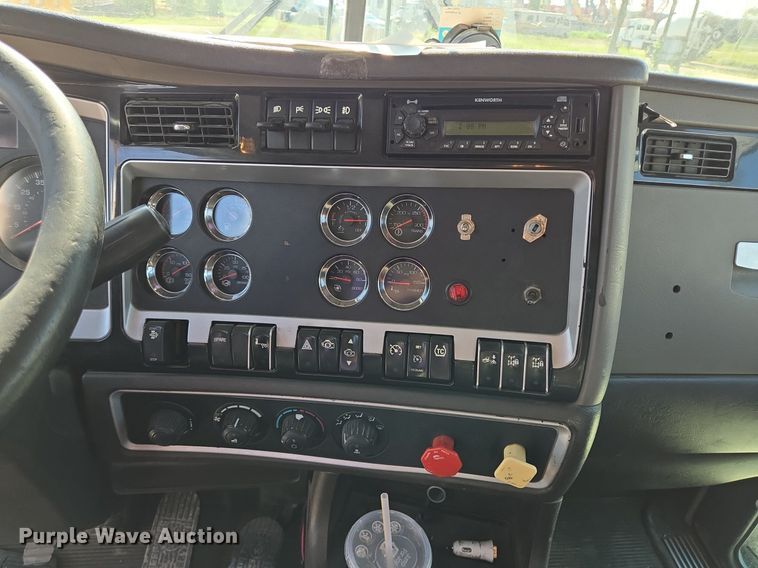 image for item DT5264 2012 Kenworth W900 semi truck