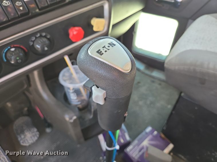 image for item DT5264 2012 Kenworth W900 semi truck