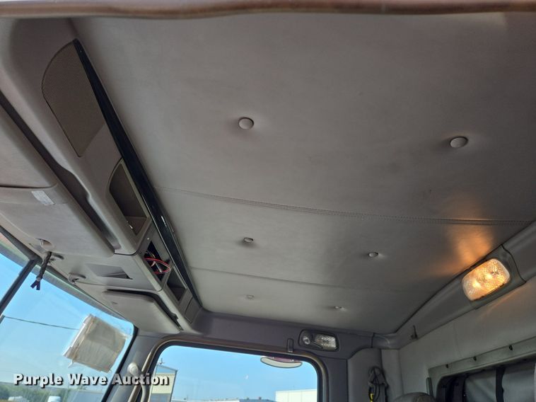 image for item DT5264 2012 Kenworth W900 semi truck