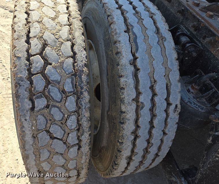 image for item DT5264 2012 Kenworth W900 semi truck