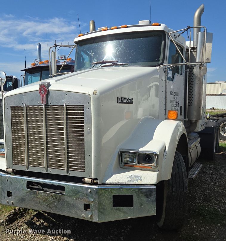 image for item DT5266 2007 Kenworth T800 semi truck